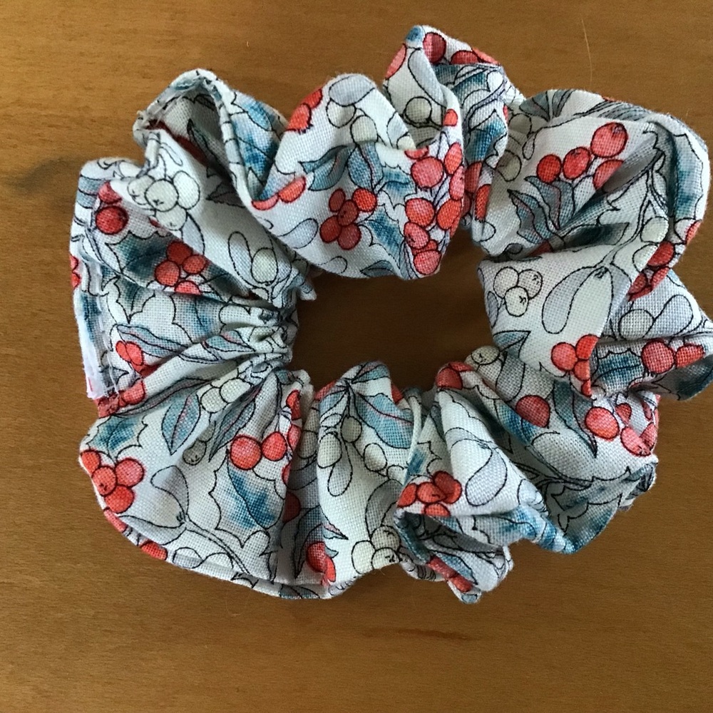 ❗️SOLD❗️Set of 3 Holiday Scrunchies 🎄 - Picture 3 of 4